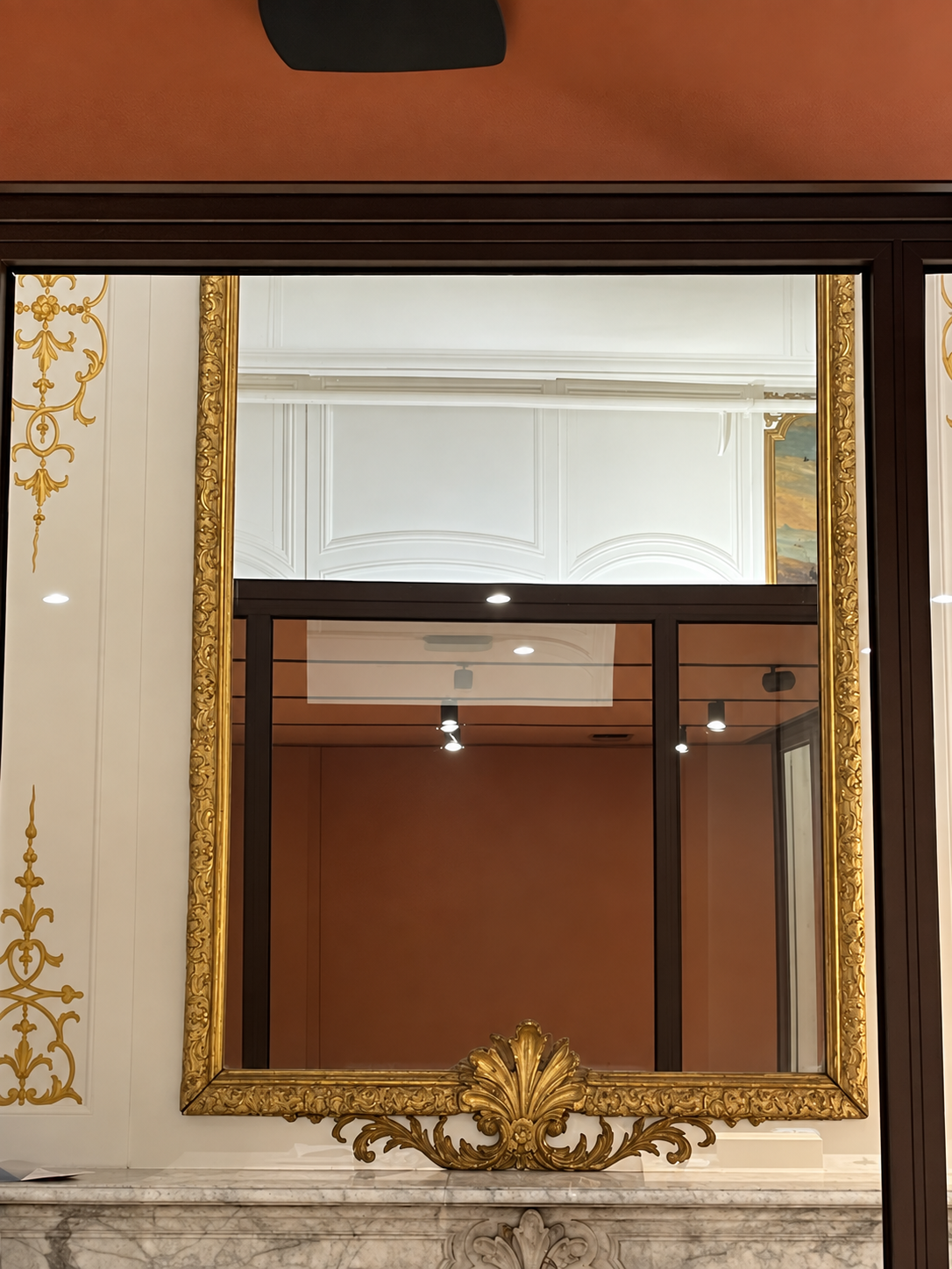 miroir ancien reflet structure salle de réunion sur lesure